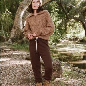 THE GREAT The Cable Henley Pullover in Cider